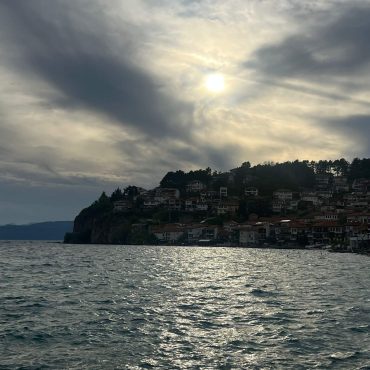 ,,Beli galebovi lete nad mojim plavim jezerom, kao beli anđeli nad plavim nebom”